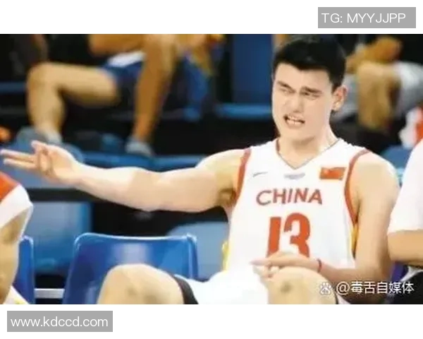 姚明在赛场上用毛巾擦汗的瞬间引发的篮球情感与回忆