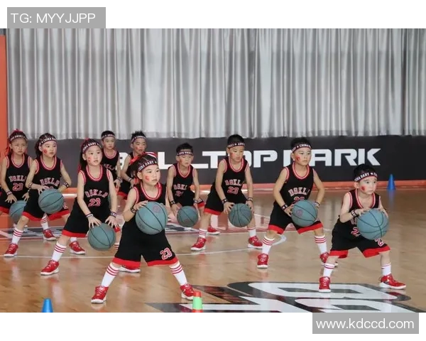 小孩追逐姚明的梦想与勇气在篮球场上绽放光芒